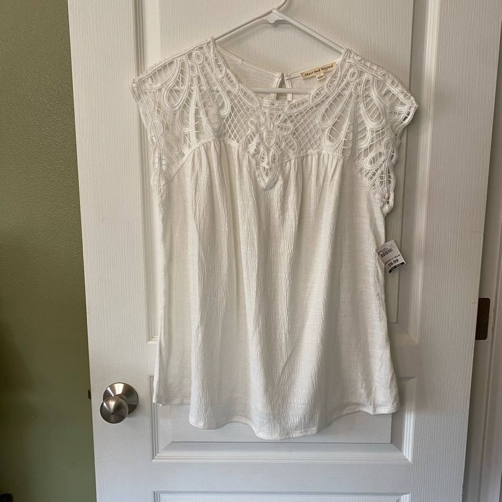 🦄 3/$15 NWT White Eyelet Sleevess Blouse